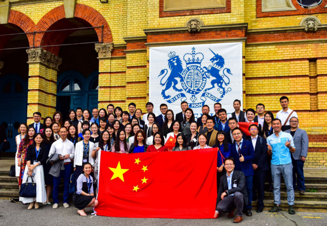 中国留学生向英国捐赠呼吸机